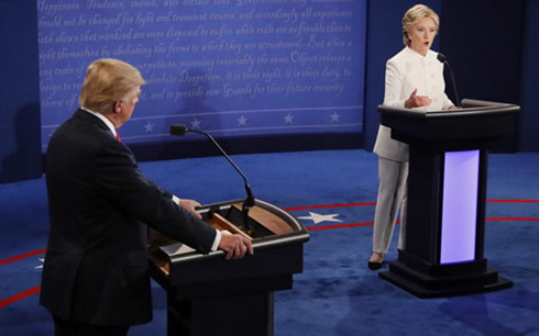 Ứng cử viên của đảng Dân chủ Hillary Clinton (phải) và ứng cử viên đảng Cộng hòa Donald Trump (trái) tại cuộc tranh luận trực tiếp thứ 3.