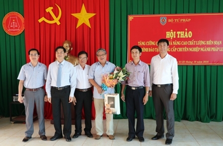 Lãnh đạo các trường trung cấp luật tặng hoa tri ân ngyễn Bộ trưởng Bộ Tư pháp Hà Hùng Cường.