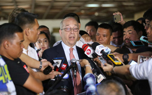 Ông Daniel Russel, Trợ lý Ngoại trưởng Mỹ phụ trách khu vực Đông Á và Thái Bình Dương trả lời phỏng vấn sau cuộc gặp Ngoại trưởng Philippines. (Ảnh: AFP)