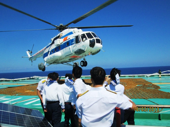 Máy bay của Trung đoàn 917 thuộc Sư đoàn 370 Phòng không - Không quân  ra thăm cán bộ, chiến sĩ DK1/15.