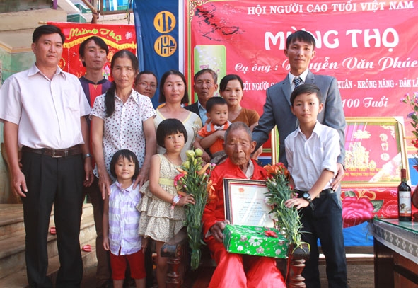 Cụ Nguyễn Văn Phúc (thôn 2, xã Phú Xuân) đón niềm vui tròn 100 tuổi trong sự quan tâm,  chăm lo của các cấp chính quyền và gia đình.