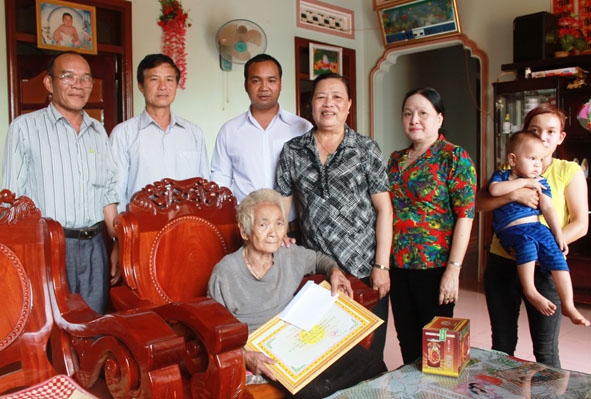 Đoàn công tác của tỉnh, thị xã Buôn Hồ đến thăm, tặng quà cụ H’Pưh Mlô (90 tuổi, ở buôn Trinh 4, xã Ea Blang)