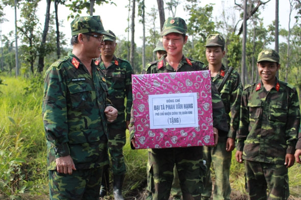 Đại tá Phan Văn Hạng (ngoài cùng, bên trái), Phó Chủ nhiệm Chính trị Quân khu 5 đến thăm, động viên cán bộ, chiến sĩ tham gia huấn luyện tại thao trường.