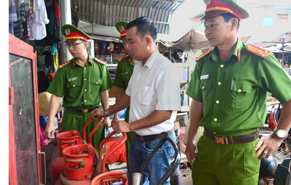 Cảnh sát Phòng cháy và chữa cháy số 4 kiểm tra các bình chữa cháy tại chợ Phước An.
