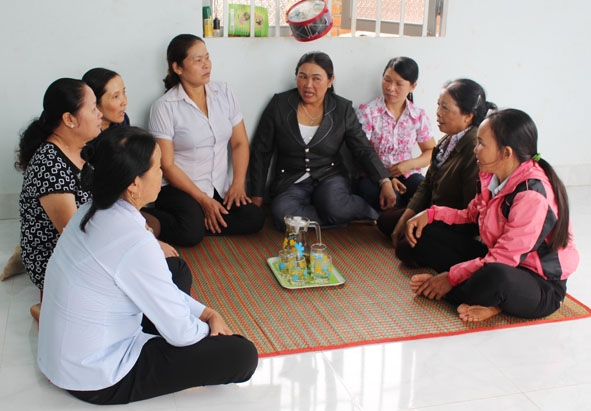 Đại diện các chi hội phụ nữ xã Ea M’nang (Cư M’gar) chia sẻ kinh nghiệm về duy trì, nhân rộng  các mô hình tiết kiệm. 