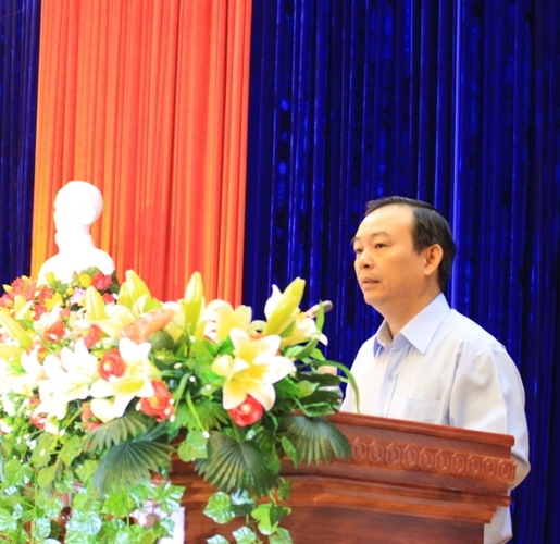 Phó Giám đốc Sở Kế hoạch và Đầu tư Huỳnh Văn Tiến thông tin tình hình kinh tế-xã hội tới các cán bộ hưu trí.