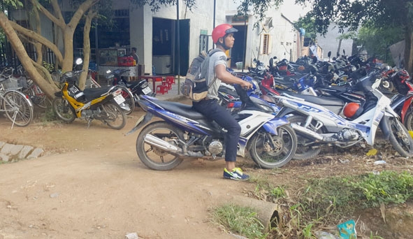Rất nhiều xe máy trên 50 phân khối của học sinh Trường THPT Trần Hưng Đạo  gửi tại  quán nước trước cổng trường.
