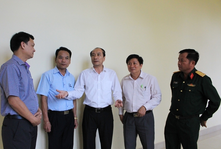 Phó Bí thư Tỉnh ủy, Chủ tịch UBND tỉnh Phạm Ngọc Nghị (đứng giữa) trao đổi thêm với các đại biểu tại Hội nghị.