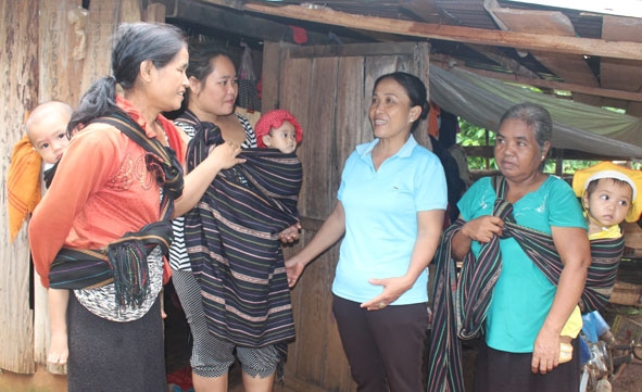 Cán bộ Hội Phụ nữ huyện Cư M’gar tuyên truyền cách chăm sóc sức khỏe sinh sản cho hội viên phụ nữ trên địa bàn.