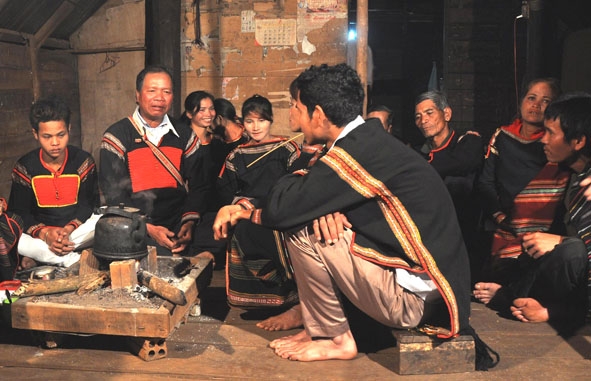 Ngoài kể khan, Y Wang cũng diễn tấu thành thạo nhiều nhạc cụ truyền thống. 