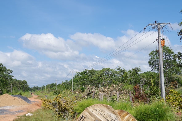 Công trình hỗ trợ xây dựng đường điện thắp sáng cho 3 đồn cảnh sát bảo vệ biên giới tỉnh Munđulkiri (Vương quốc Campuchia).