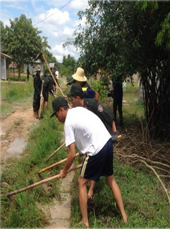 ĐVTN Công an huyện Ea Kar lao động giúp dân tại xã Cư Elang.