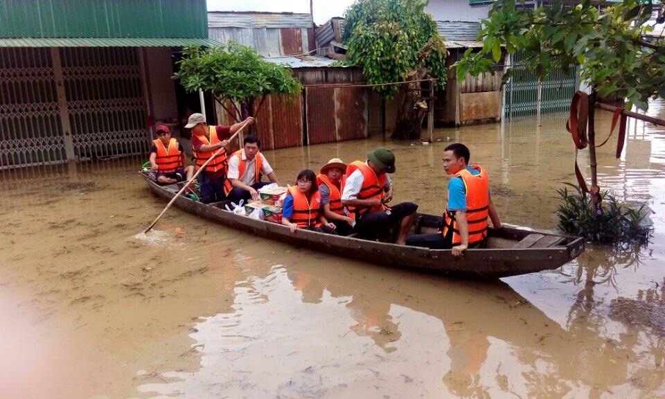 Công tác cứu hộ nhanh chóng được triển khai trên các địa bàn ngập lụt.