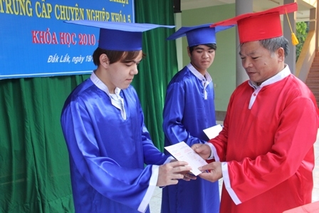 Học sinh hệ trung cấp chuyên nghiệp nhận bằng tốt nghiệp.