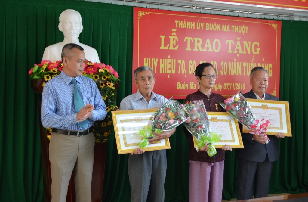 Trao Huy hiệu 55 tuổi Đảng tặng các đảng viên.