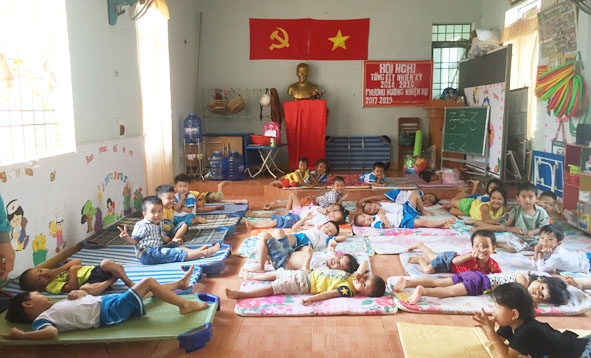 Học sinh Trường Mầm non Sao Mai nghỉ trưa trong nhà cộng đồng thôn 2, xã Bình Hòa