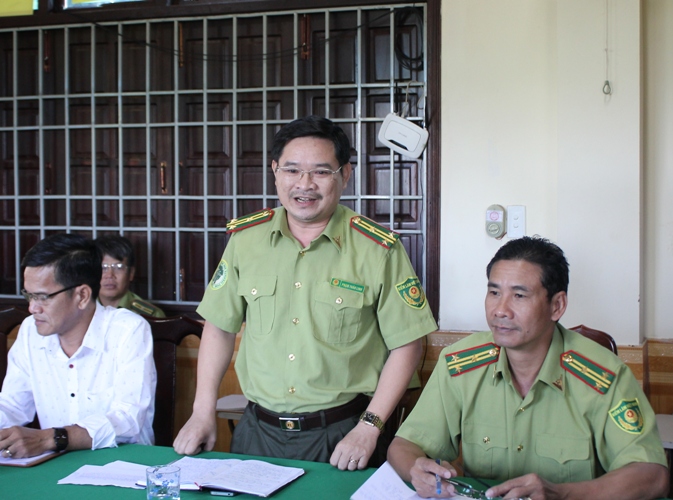 Ông Phạm Tuấn Linh, Phó Giám đốc Vườn quốc gia Yok Don báo cáo tình hình hoạt động của đơn vị với Đoàn công tác