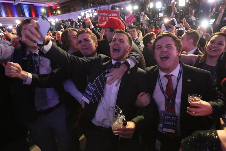 Phản ứng phấn khích của người ủng hộ Donald Trump tại nơi tập hợp trong đêm bầu cử 8/11 ở Manhattan, New York.