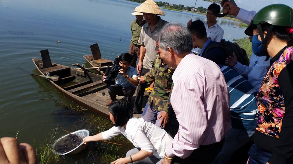 Các đại biểu cùng người dân thả cá giống xuống hồ Ea Súp Hạ
