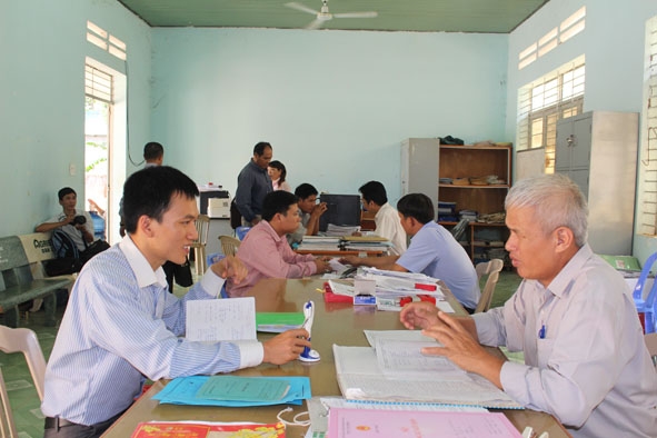 Kiểm tra công tác cải cách hành chính tại Bộ phận tiếp nhận và trả kết quả của UBND thị trấn Liên Sơn (huyện Lắk). 