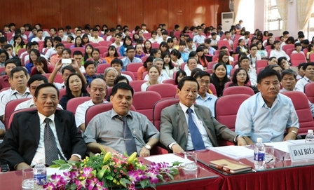 Các đại biểu tham dự Lễ khai giảng.