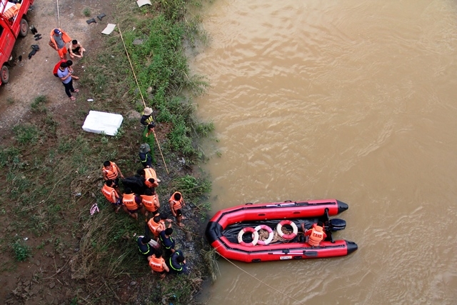 Lực lượng cứu hộ đang tiến hành tìm kiếm nạn nhân.