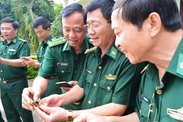 Cán bộ, chiến sĩ Bộ Chỉ huy Bộ đội Biên phòng tỉnh nhắn tin ủng hộ đồng bào miền Trung. 