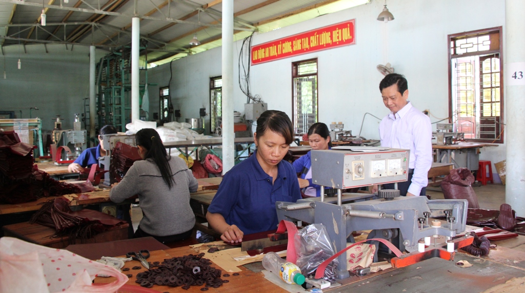 Sản xuất tại một doanh nghiệp trong CCN Ea Đar, huyện Ea Kar