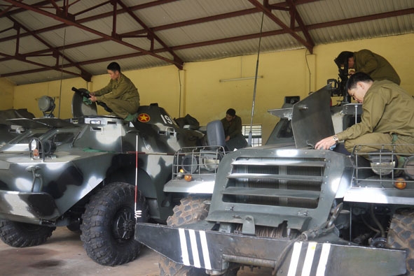 Cán bộ, chiến sĩ Đại đội Thiết giáp (Bộ CHQS tỉnh) đang bảo dưỡng kỹ thuật cho xe. 