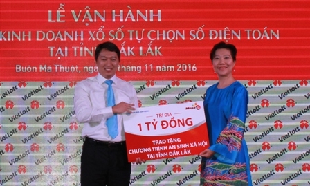 Phó Chủ tịch UBND tỉnh Nguyễn Hải Ninh tiếp nhận 1 tỷ đồng tài trợ từ 