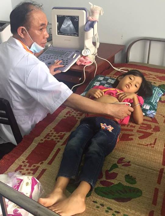Bác sĩ khám bệnh cho bệnh nhân tại xã Hòa Thắng