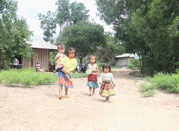 Trẻ em ở thôn Giang Đông tự chơi với nhau để bố mẹ lên nương rẫy. 