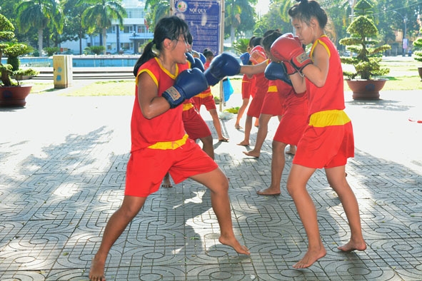 Các vận động viên đội tuyển Kich Boxing luyện tập ngoài trời.  