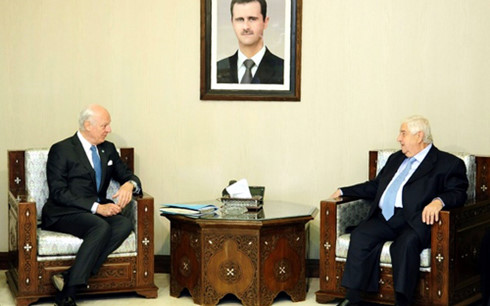 Đặc phái viên Liên Hợp Quốc về Syria Staffan de Mistura và Ngoại trưởng Syria Walid al-Muallem trong một cuộc gặp tại Damascus. (Ảnh: Reuters)