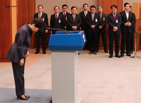 Tổng thống Hàn Quốc Park Geun-hye đang đối mặt nhiều lời kêu gọi từ chức. (Ảnh: Reuters).