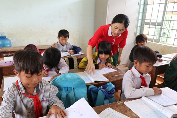 Cô  giáo Trần Thị Mai Hoan, Trường Tiểu học Đinh Núp (xã Ea Yiêng, huyện Krông Pắc) hướng dẫn học sinh làm Toán. 