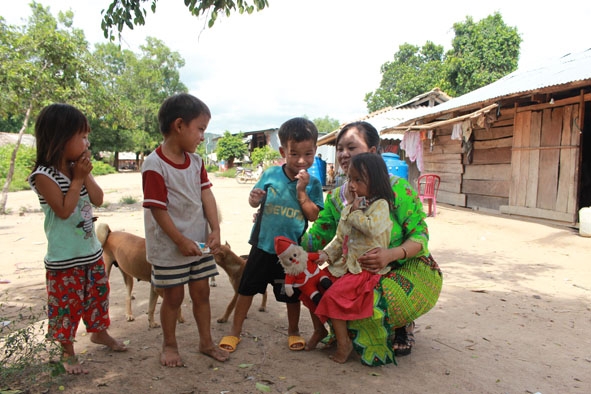 Cô Hoàng Thị Lang chuyện trò cùng các em nhỏ trong thôn. 