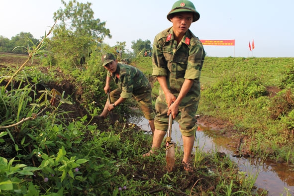 Chiến sĩ trẻ Trung đoàn 95 lao động giúp dân. 