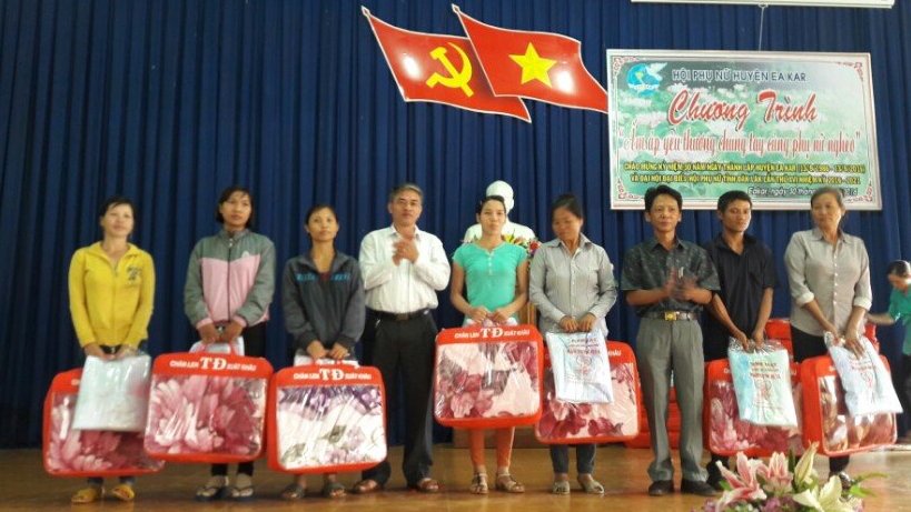 Hội Phụ nữ huyện Ea Kar tặng quà cho các gia đình hội viên nghèo có hoàn cảnh khó khăn. 