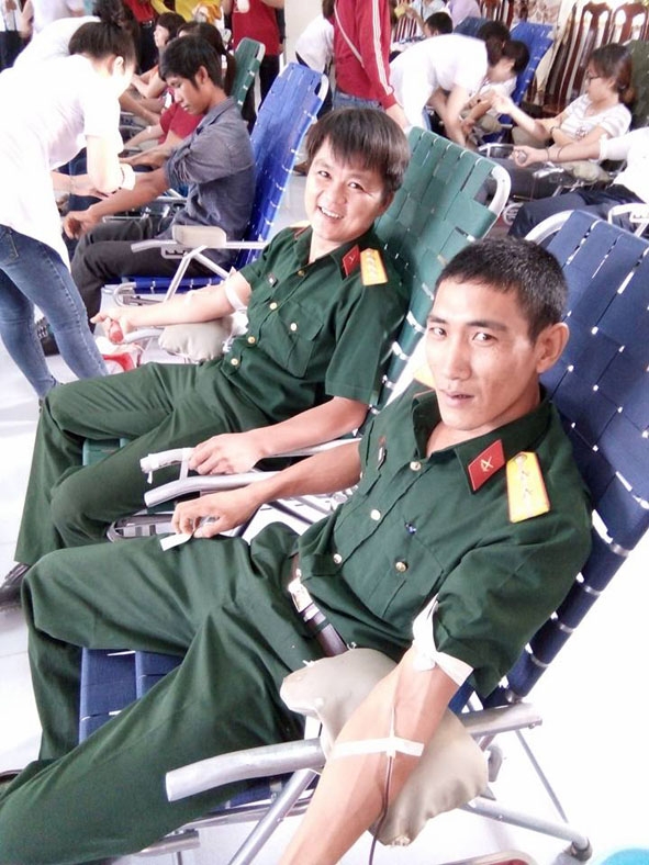 Đoàn viên thanh niên Chi đoàn Quân sự huyện M’Đrắk  tham gia hiến máu tình nguyện.