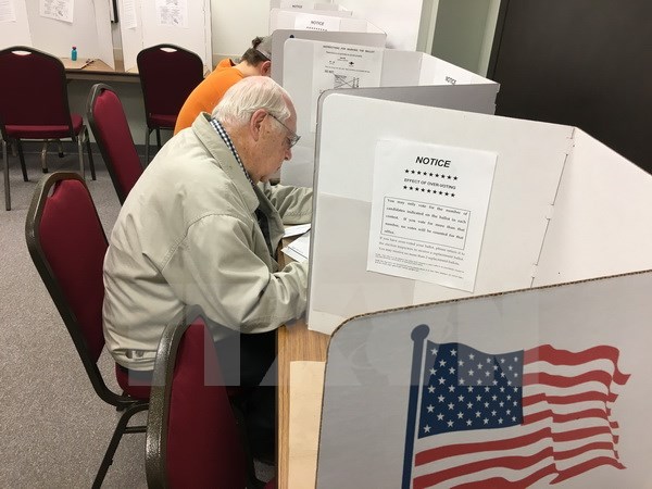 Cử tri Mỹ bỏ phiếu bầu Tổng thống Mỹ 2016 tại điểm bầu cử sớm ở Eau Claire, Wisconsin ngày 1-11. (Ảnh: AFP/TTXVN)