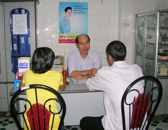 Tư vấn chăm sóc sức khỏe cho người nhiễm HIV tại Trung tâm Phòng chống  HIV/AIDS tỉnh.