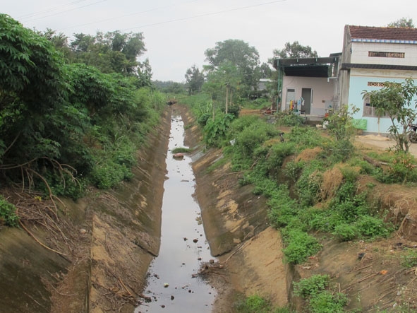 Đường vận hành và hành lang bảo vệ tuyến kênh T25 thủy lợi Krông Búk Hạ  bị lấn chiếm xây dựng nhà ở.  