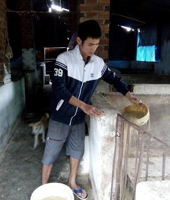 Anh Nguyễn Hồng Nguyên trong trang trại chăn nuôi heo của gia đình. 