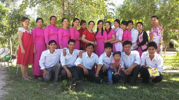  Cô Quản Thị Thanh Liễu (hàng trên, thứ 7 từ phải sang) cùng tập thể giáo viên Trường Tiểu học Bùi  Thị Xuân. 