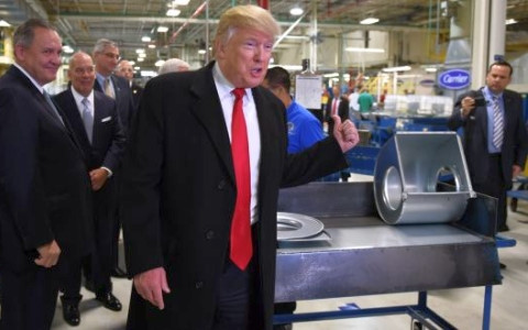 Tổng thống đắc cử Donald Trump thăm nhà máy chế tạo điều hòa Carrier tại Indianapolis. (Nguồn: Reuters)