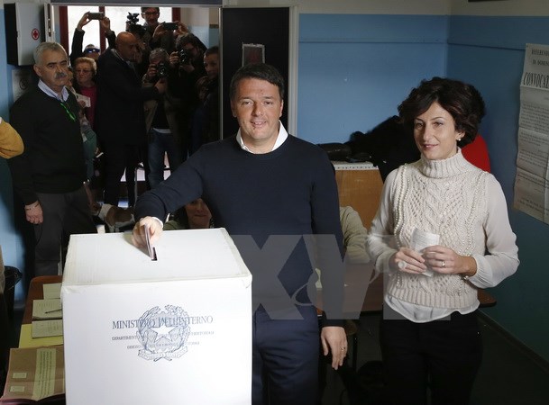 Thủ tướng Italy Matteo Renzi bỏ phiếu tại một địa điểm bầu cử ở Pontassieve. (Nguồn: AP/TTXVN)