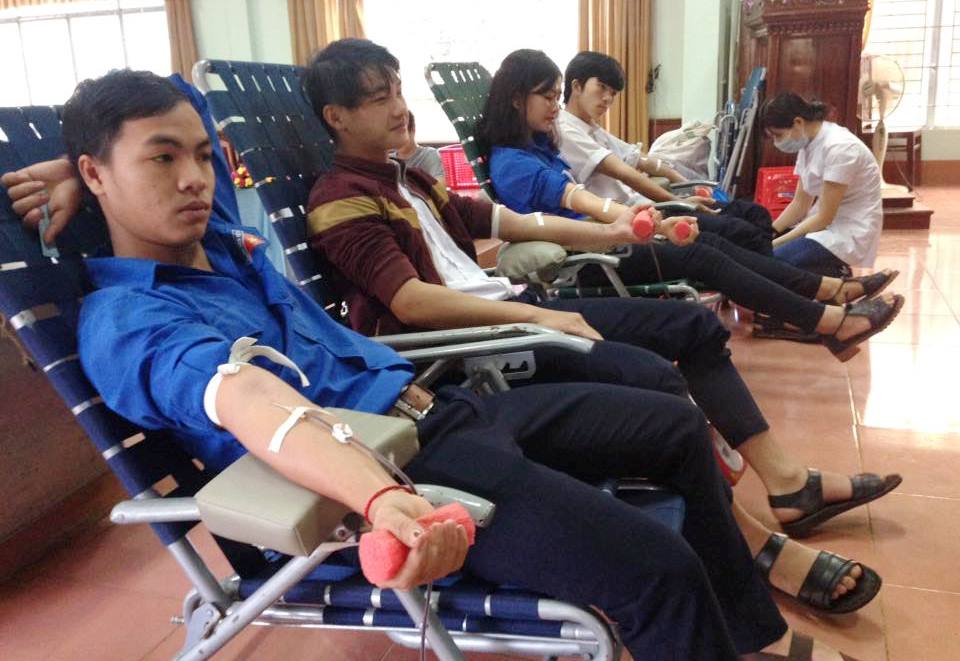 Đoàn viên thanh niên tham gia hiến máu tại ngày hội