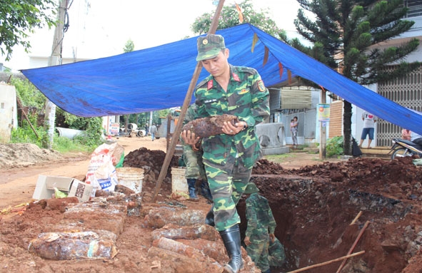 Chiến sĩ Đại đội Công binh (Bộ CHQS tỉnh) dò tìm, thu gom đạn pháo tại phường Thành Nhất (TP. Buôn Ma Thuột).