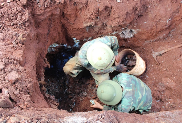 Nhiệm vụ thu gom, dọn sạch bom mìn của người lính công binh rất vất vả, nguy hiểm.